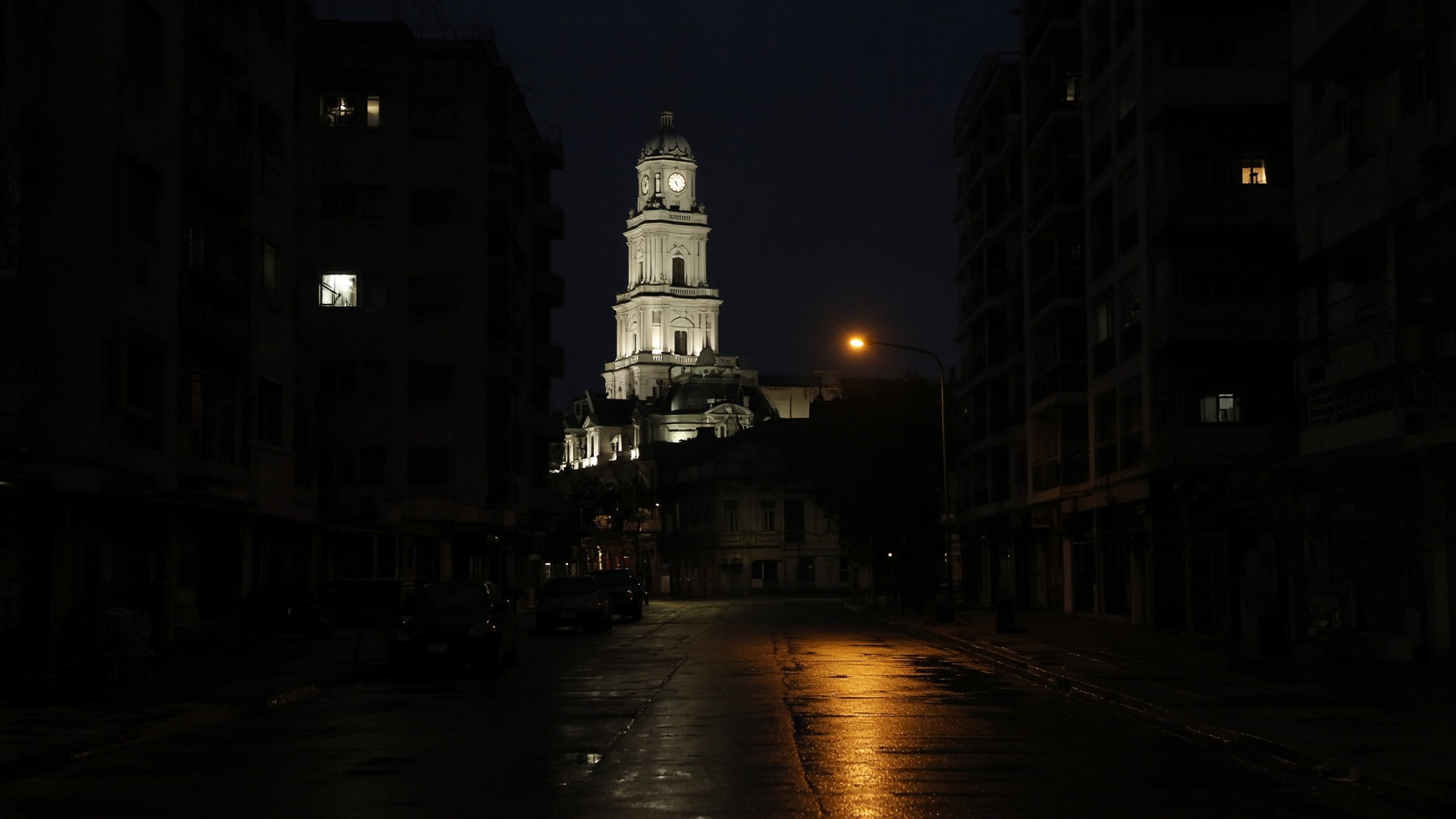 La Plata de noche, Palacio Municipal y calles a oscuras tras el apagón