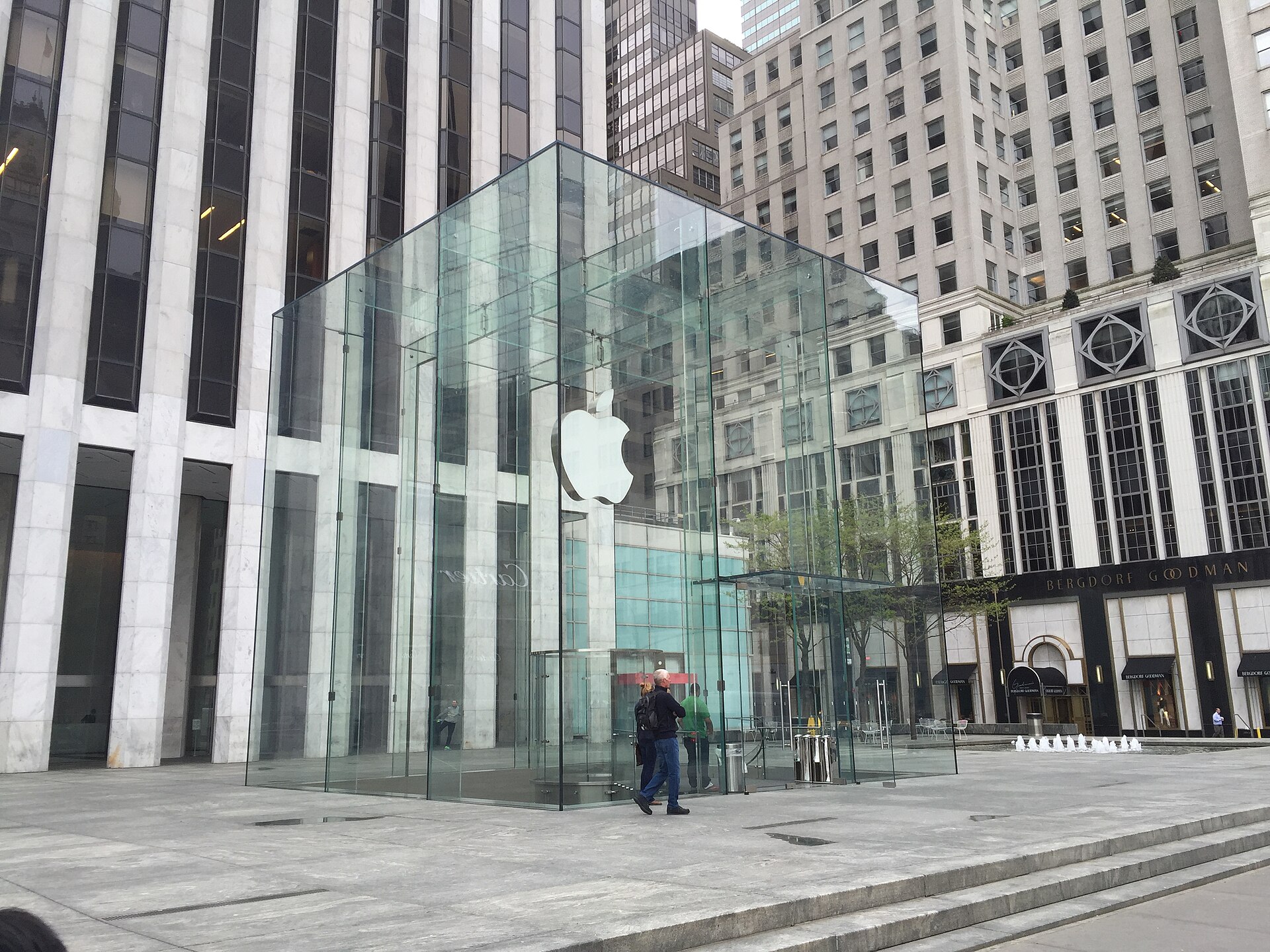 Apple Store de la Quinta Avenida, el cubo de vidrio con el logo de la manzana, en Nueva York