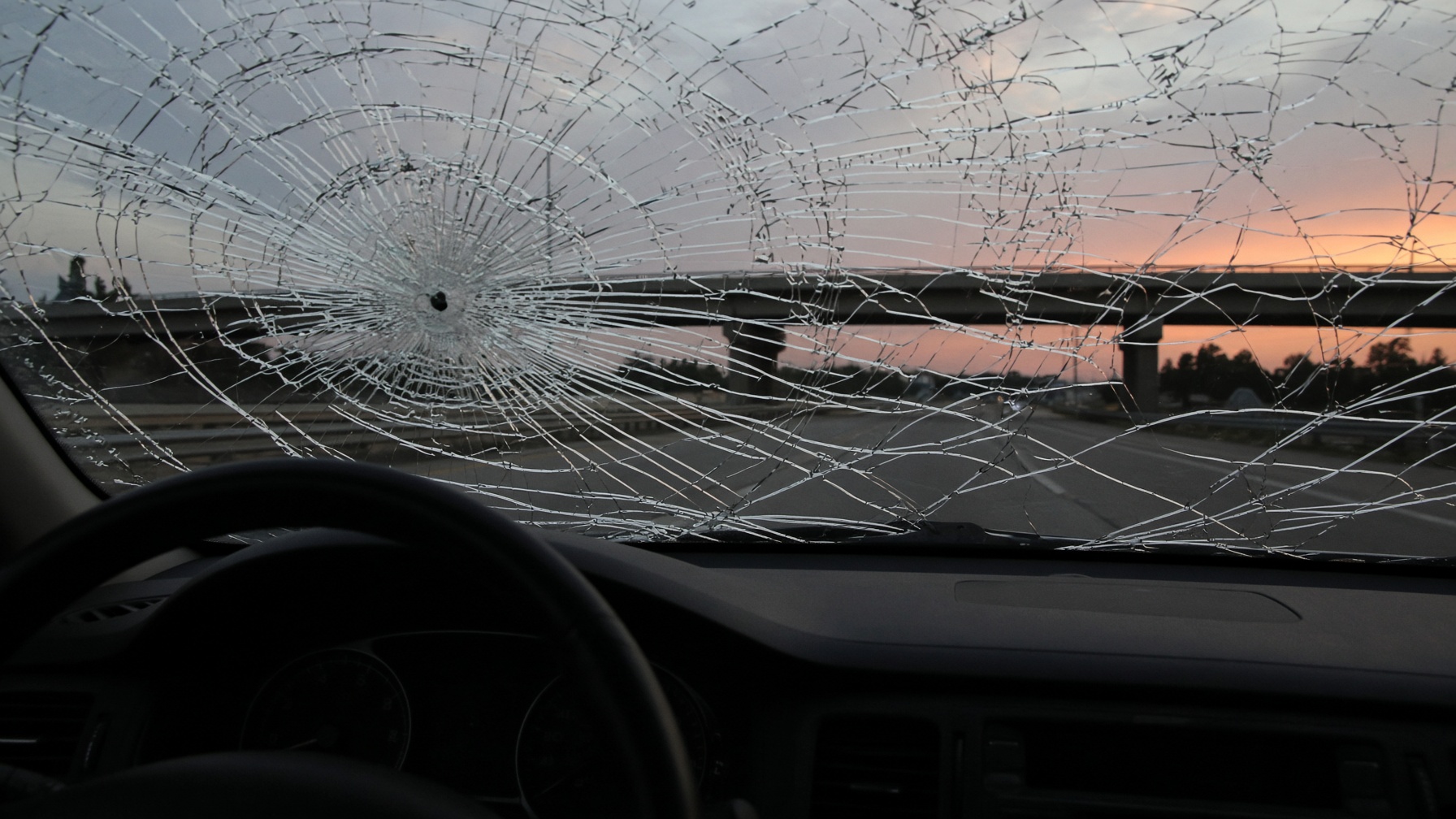 Parabrisas destrozado visto desde el interior del auto, en la Autopista Buenos Aires-La Plata