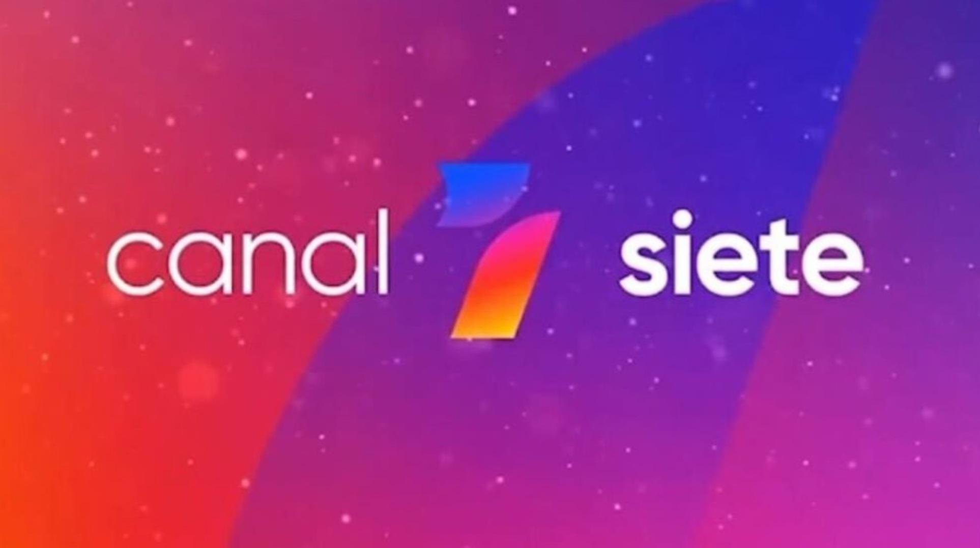 La placa nueva de Canal Siete: canal y siete en blanco, y el 7 en degradé, sobre rojo y violeta
