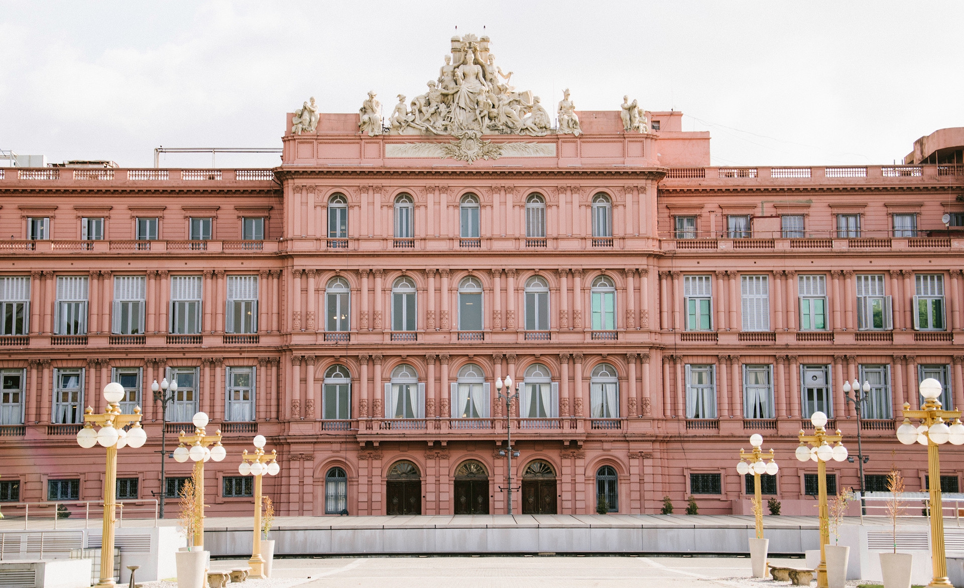 La Casa Rosada de frente, de día, con el balcón y la bandera