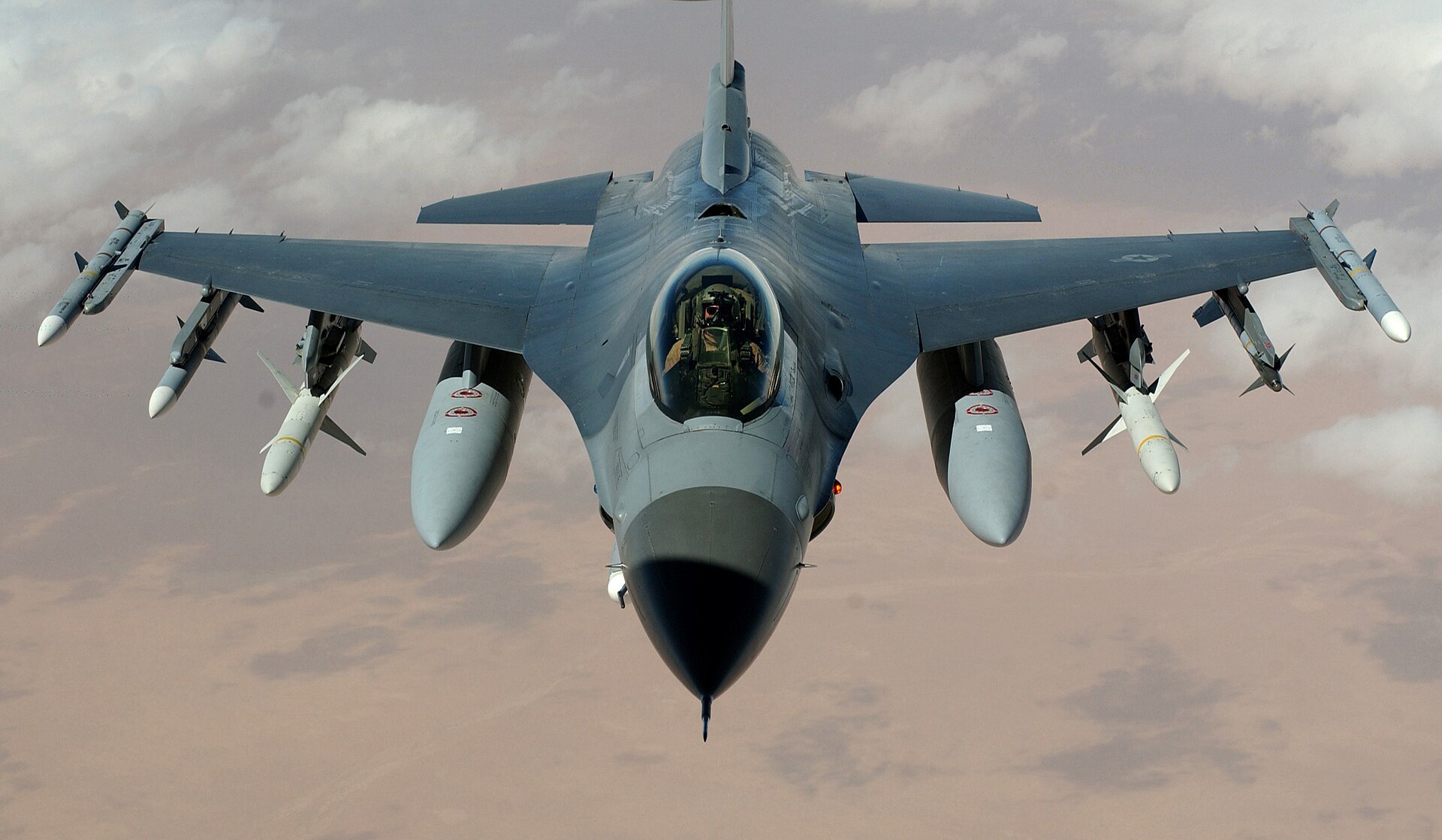 Un F-16 de la Fuerza Aérea Argentina en vuelo, sobre la ciudad