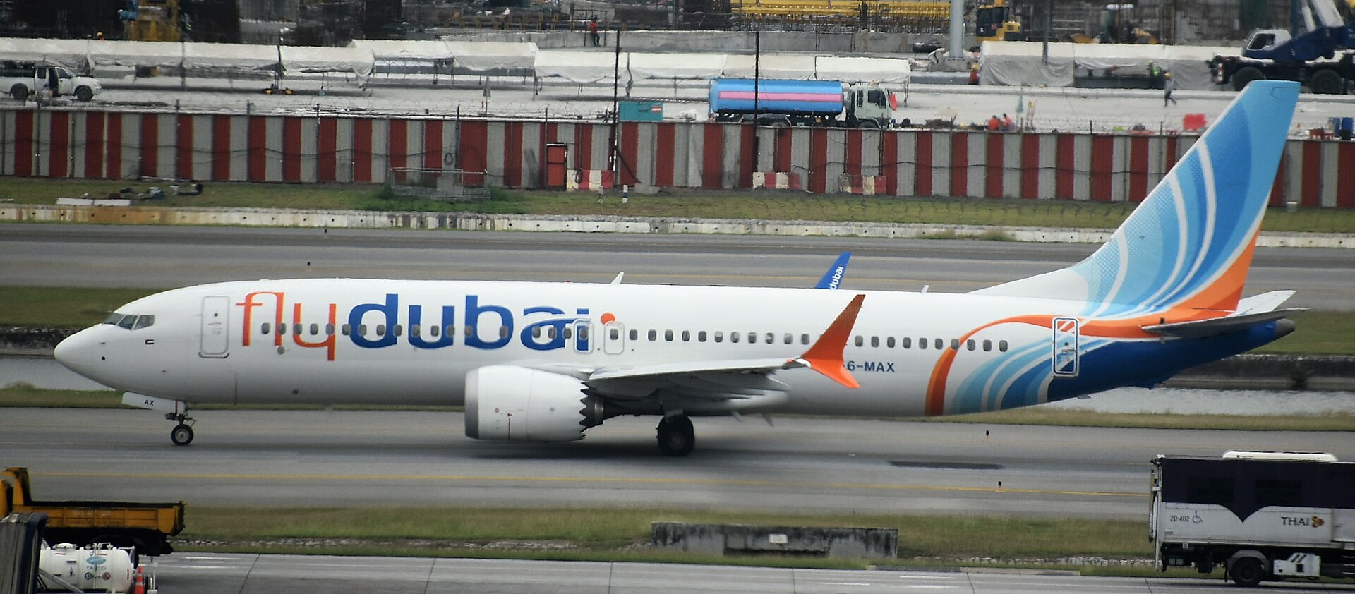 Un Boeing 737 de flydubai en una pista, con el logo de la aerolínea en el fuselaje