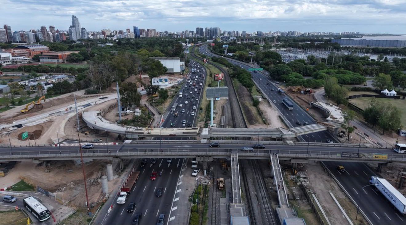 El cruce sobre las autopistas y las vías del Belgrano Norte, en el operativo de julio. Esas vigas arman la rama que une Cantilo con Lugones y Udaondo.