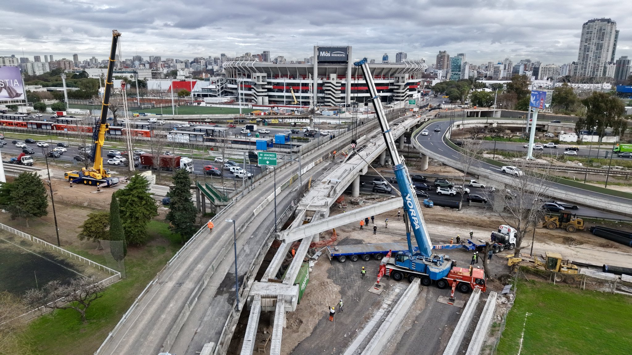 El 24 de julio, el montaje de vigas del puente Labruna. Atrás, el Monumental, con el cartel de Más. Las grúas son de AUSA, no del techo del estadio.