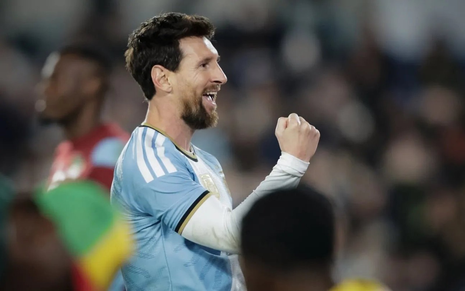 Lionel Messi, con la camiseta de la Selección, festeja con el puño cerrado en el Monumental