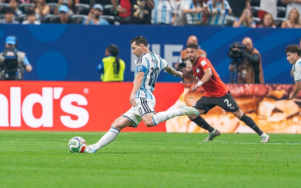 Lionel Messi, con la camiseta de la Selección, patea la pelota en la cancha