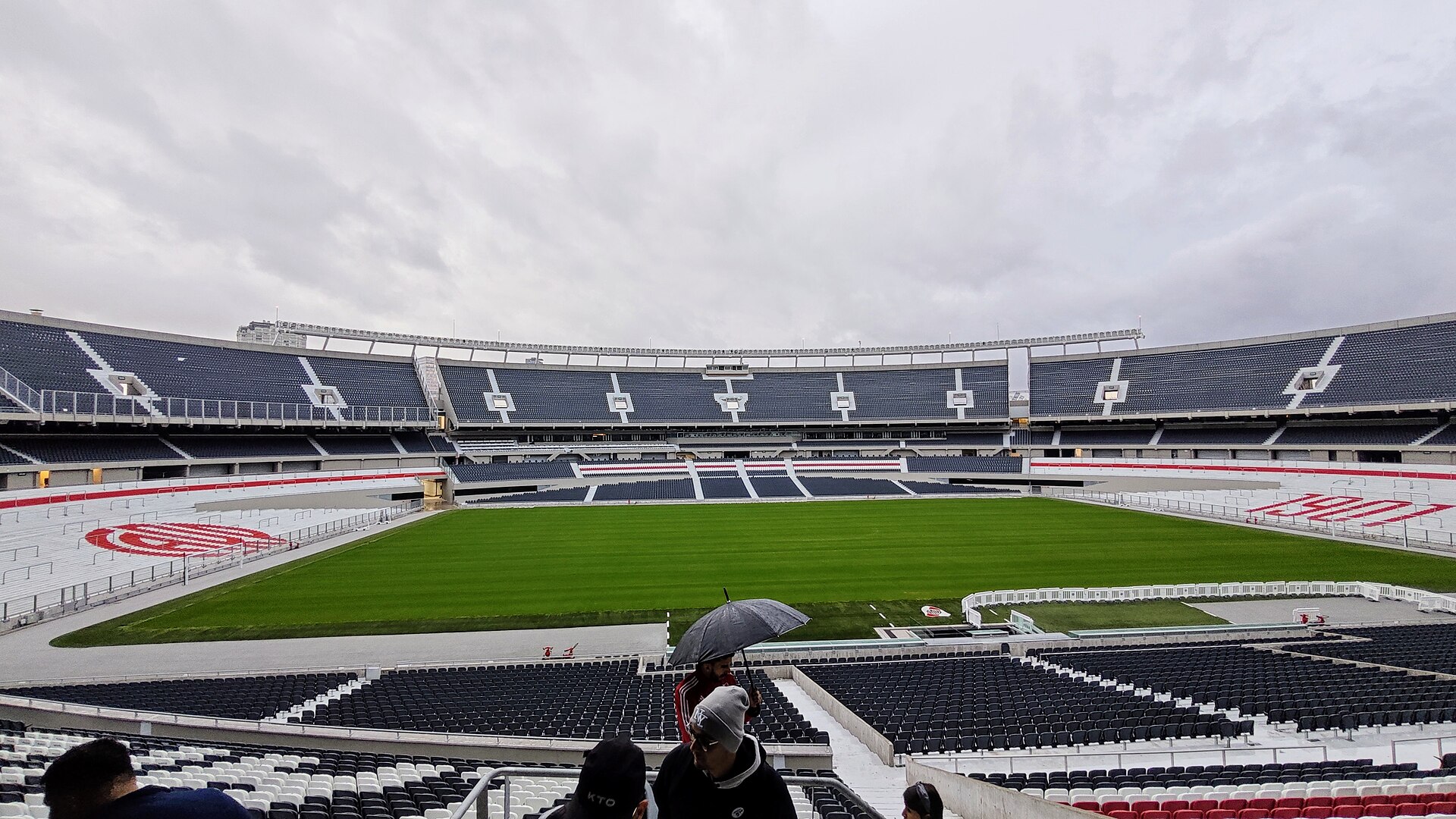 El mismo estadio, de día, en mayo de 2024. Sin techo y sin quinta bandeja. Las bandejas bajas ya apoyan sobre el campo. Lo que falta es lo de arriba.