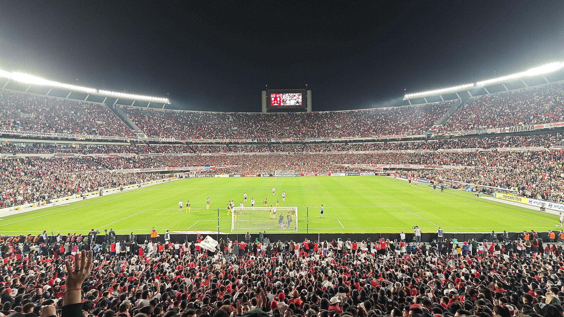 El Monumental de noche, el 30 de mayo de 2024: River le ganó 2-0 a Táchira por la Libertadores. La pantalla de la Sívori —la que este mes se está desmontando para el techo— todavía estaba.