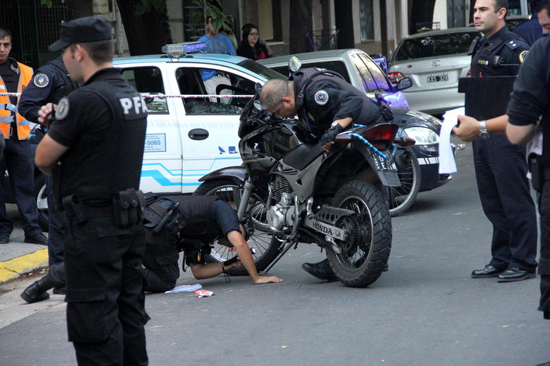 Escena de un operativo policial tras un asalto en moto