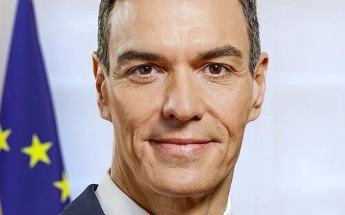 Pedro Sánchez, de traje y corbata roja, con la bandera de la Unión Europea detrás