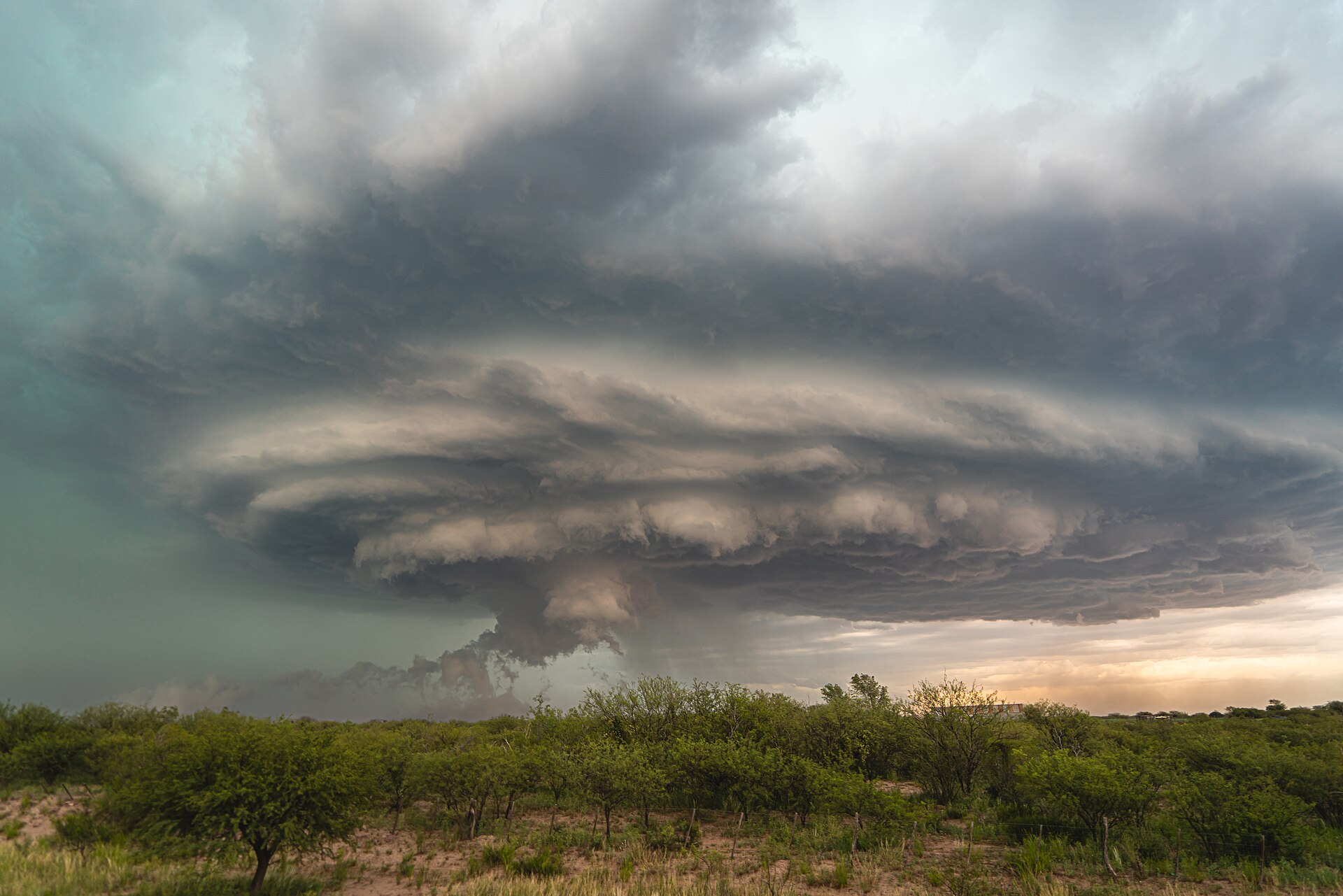 Supercelda de tormenta sobre el campo, en Varela, San Luis