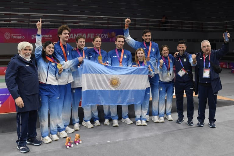 Deportistas argentinos con medallas de oro y la bandera, Juegos Suramericanos Santa Fe 2026