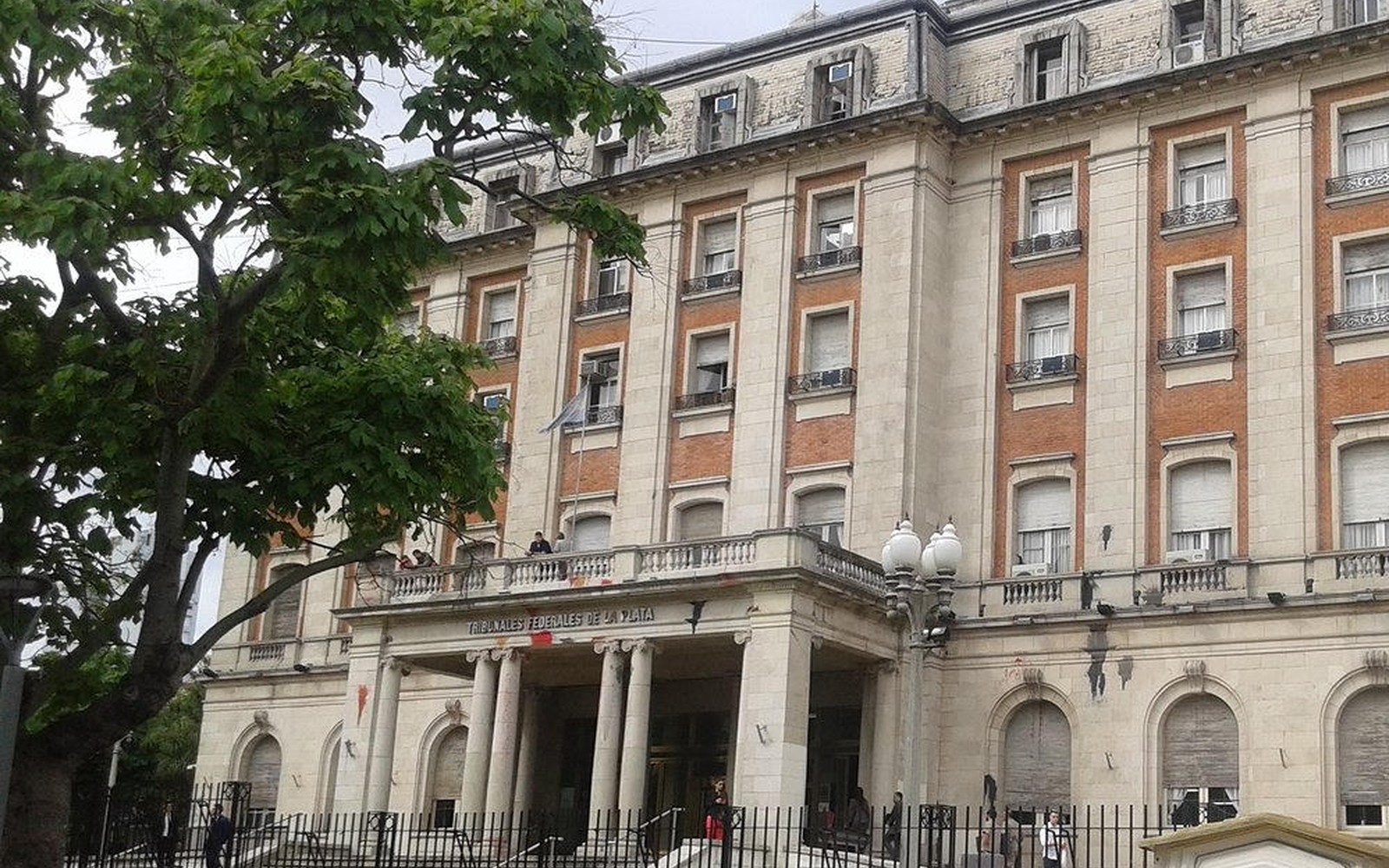 Fachada de los Tribunales Federales de La Plata, calle 8 entre 50 y 51