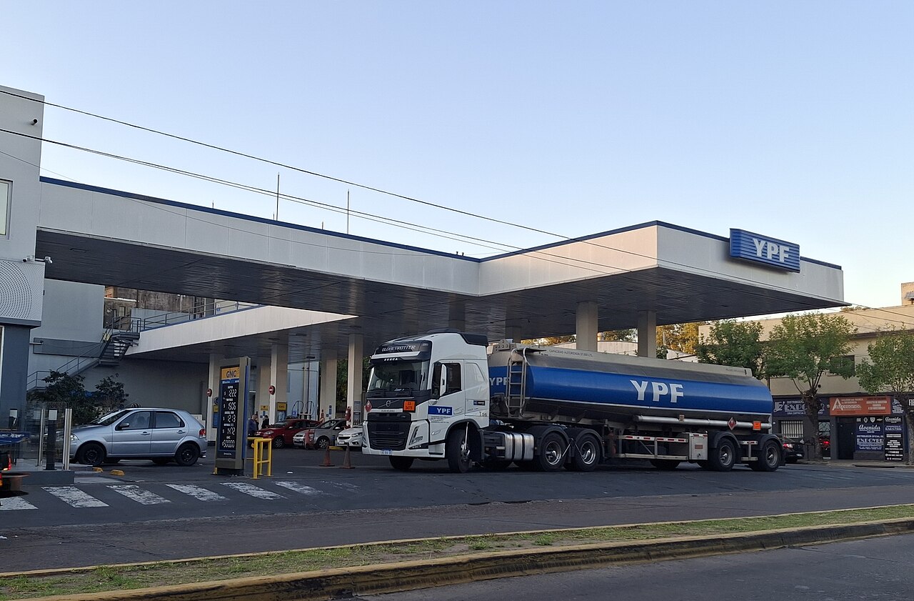 Estación de servicio YPF en el Gran Buenos Aires
